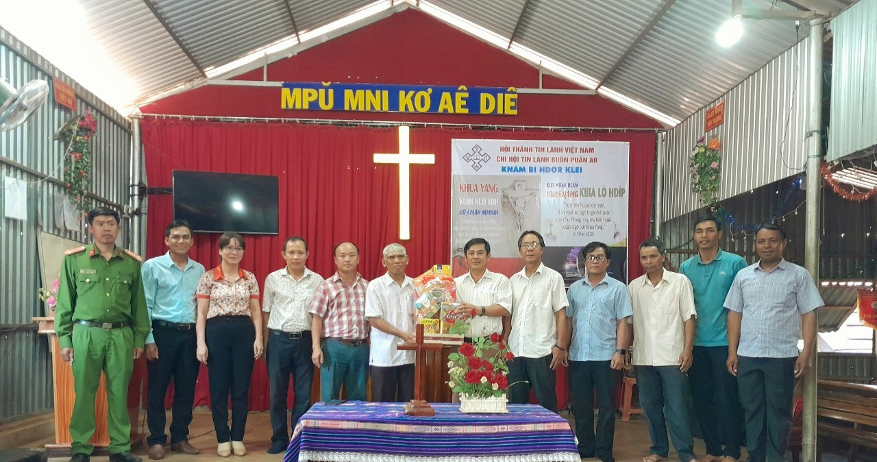 UBND xã Ea Phê thăm và chúc mừng các cơ sở Công giáo và Tin lành nhân dịp Lễ Phục sinh 2023